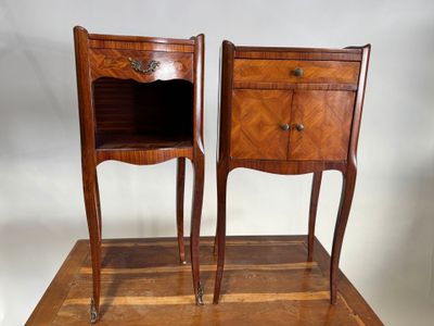 une paire de tables de chevet avec des tiroirs, posées sur une table en bois