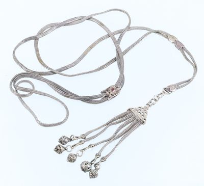 un gros plan d'un collier sur fond blanc, avec un fond blanc