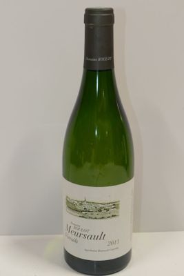 une bouteille de vin posée sur une table