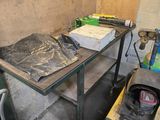 une table sur laquelle se trouvent de nombreux outils