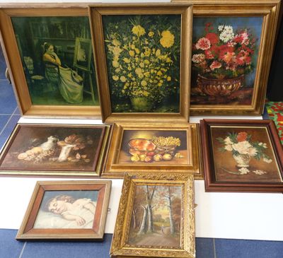 de nombreux tableaux exposés au rez-de-chaussée