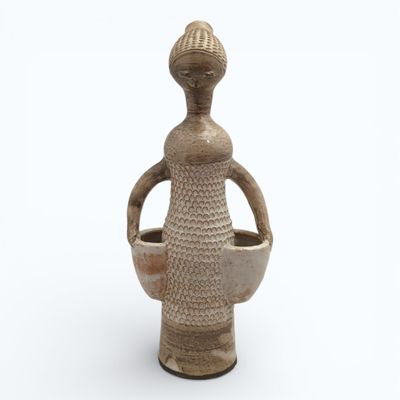 ANNEES 1960 Sujet en céramique émaillée figurant une femme t…