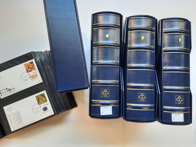 quatre livres posés les uns à côté des autres sur une table
