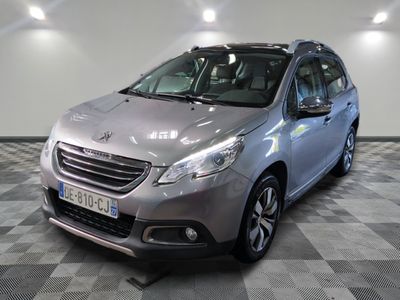 la petite voiture argentée est garée dans une grande pièce