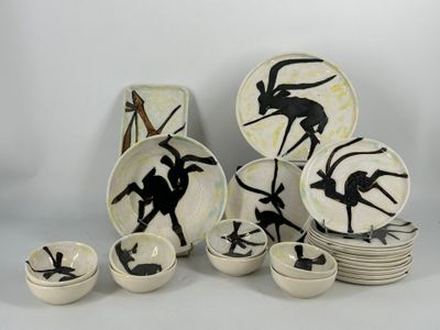 Partie de service de table en faïence à décor d'antilopes stylisés en 