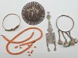 beaucoup de bijoux posés ensemble sur la table
