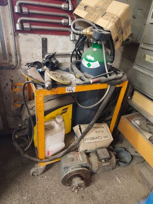 une photo d'un garage encombré d'objets divers et d'outils