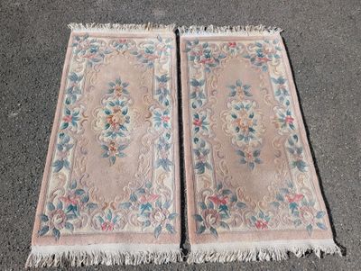 paire de tapis chinois anciens à motifs floraux et franges