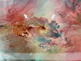 une vue aérienne d'un ciel parsemé de nuages colorés au-dessus d'une étendue d'eau