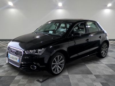 une image d'une audi suv noire garée dans un garage