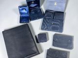 plusieurs morceaux de cuir sont disposés sur une surface blanche