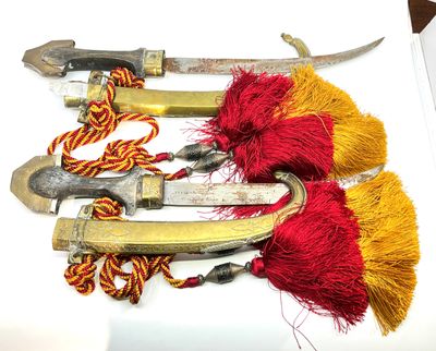 Paire de poignards, lames courbées, manches en bois, fourrea…