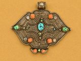 un gros plan d'un pendentif en argent orné d'une pierre turquoise au centre