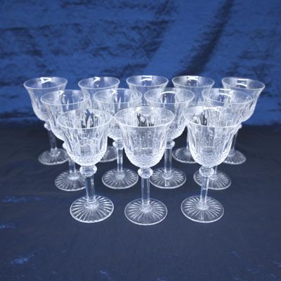 six verres à vin transparents posés sur une table noire