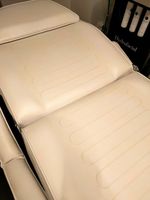 UNE TABLE DE MASSAGE SIMILI CUIR BLANC ( TACHES) (photo 3)