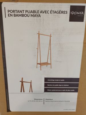 La boîte est ouverte pour montrer le contenu d'un chevalet en bois.