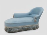 une image représentant une chaise longue bleue ornée de pompons