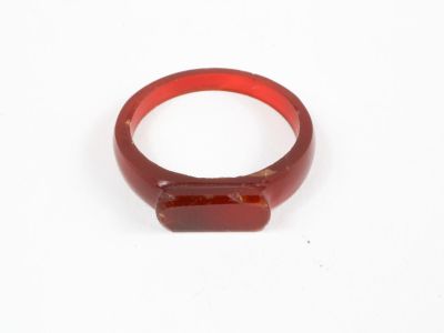 une image représentant un anneau rouge sur une surface blanche