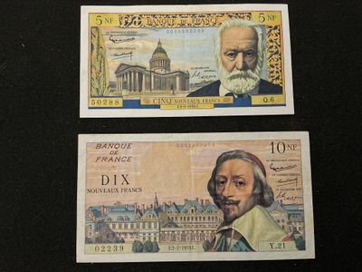deux billets de banque différents sur lesquels figurent l'image d'un homme et celle d'un bâtiment