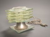 une lampe en verre posée sur une table
