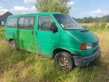 une camionnette verte garée dans l'herbe