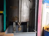 une grande machine qui se trouve dans un garage