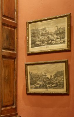 une salle de bains avec des toilettes et un tableau accroché au mur