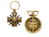 une médaille d'or et une croix sur fond blanc