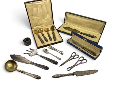 plusieurs types d'argenterie dans un coffret
