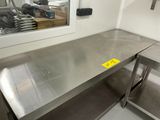 une table en acier inoxydable sur laquelle est apposée une étiquette jaune