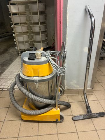 Aspirateur industriel GHIBIL eau et poussière. Frais en sus 14.28...