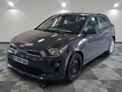 la photo d'une voiture garée dans un garage