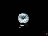 gros plan d'un diamant bleu sur une surface noire