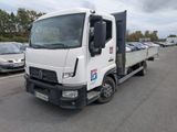un camion blanc garé dans un parking