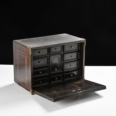 une image représentant une commode en bois dont la porte est ouverte