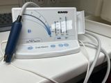 un appareil électronique posé sur une machine à laver