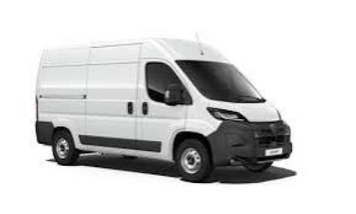 la camionnette blanche est garée sur le côté de la route
