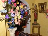 un vase de fleurs au milieu d'une pièce