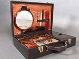 une valise contenant un miroir, des ciseaux et d'autres objets