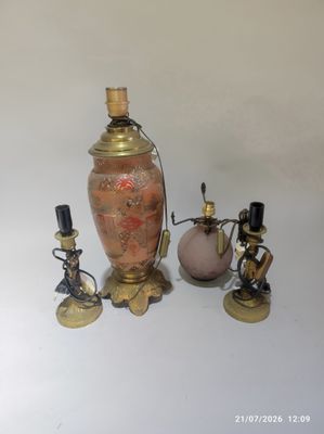 trois vases et un bougeoir posés sur une table