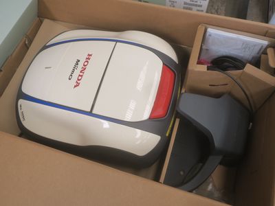 une boîte contenant une souris d'ordinateur, elle-même placée à l'intérieur