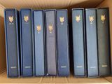 cinq livres empilés les uns sur les autres dans une boîte