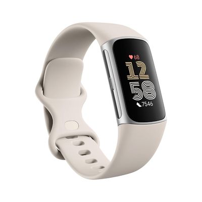 L'Apple Watch est blanche et est équipée d'un capteur de fréquence cardiaque.