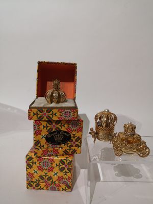 une petite boîte contenant quelques objets en or