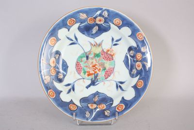 une assiette bleue et blanche ornée d'un motif floral