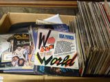 une boîte remplie de disques vinyles de toutes sortes posée sur une table