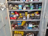 une armoire remplie d'objets, dans une pièce