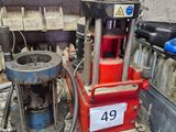 une machine posée sur une table dans une pièce