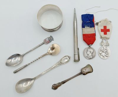 beaucoup d'objets en argent qui se trouvent sur la table
