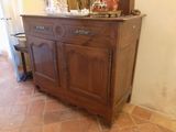 une commode surmontée d'un miroir dans une pièce